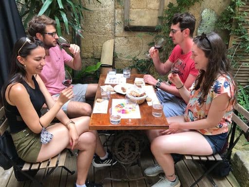 GRUPO PEQUEÑO: TOUR HISTÓRICO DEL VINO CON CATA DE VINOS Y QUESOS DE BURDEOS