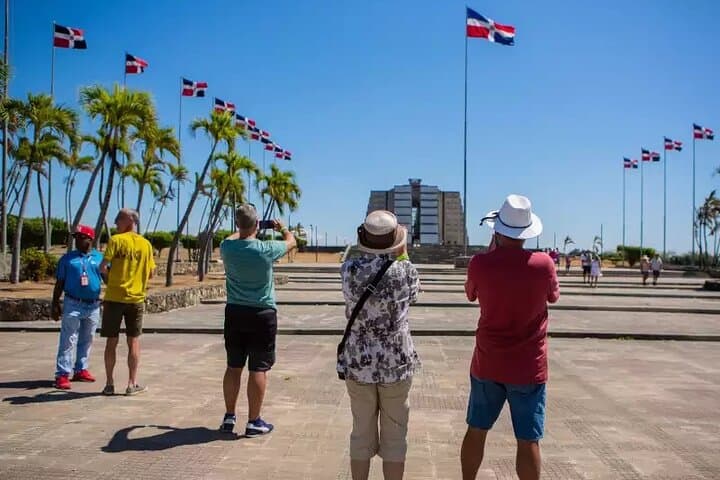 Half Day Santo Domingo Tour: Three Eyes Park to Colon Lighthouse