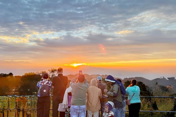 Bhaktapur & Nagarkot Day Tour with Lunch – Private / Group