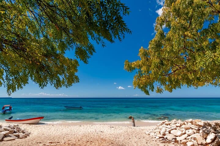Bahía de las águilas glamping experience from Santo Domingo
