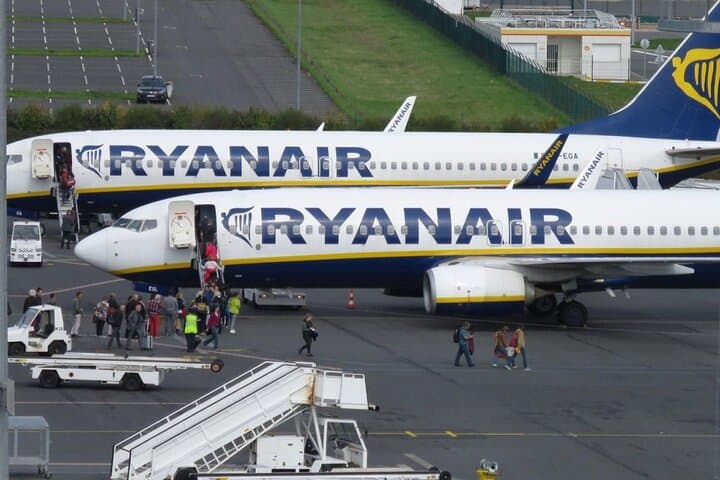 Private one way transfer from Paris to Beauvais airport 3-6 pass