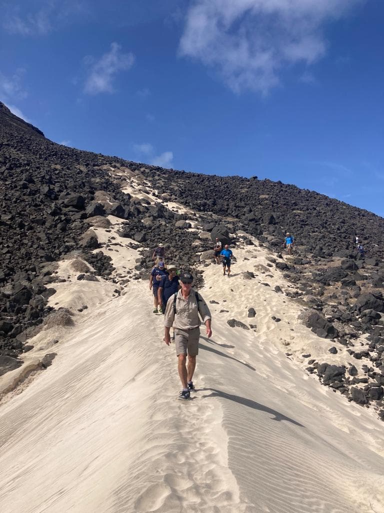 João d’Evora – Salamansa : Randonnée côtière & catchupa traditionnelle au village de Calhau
