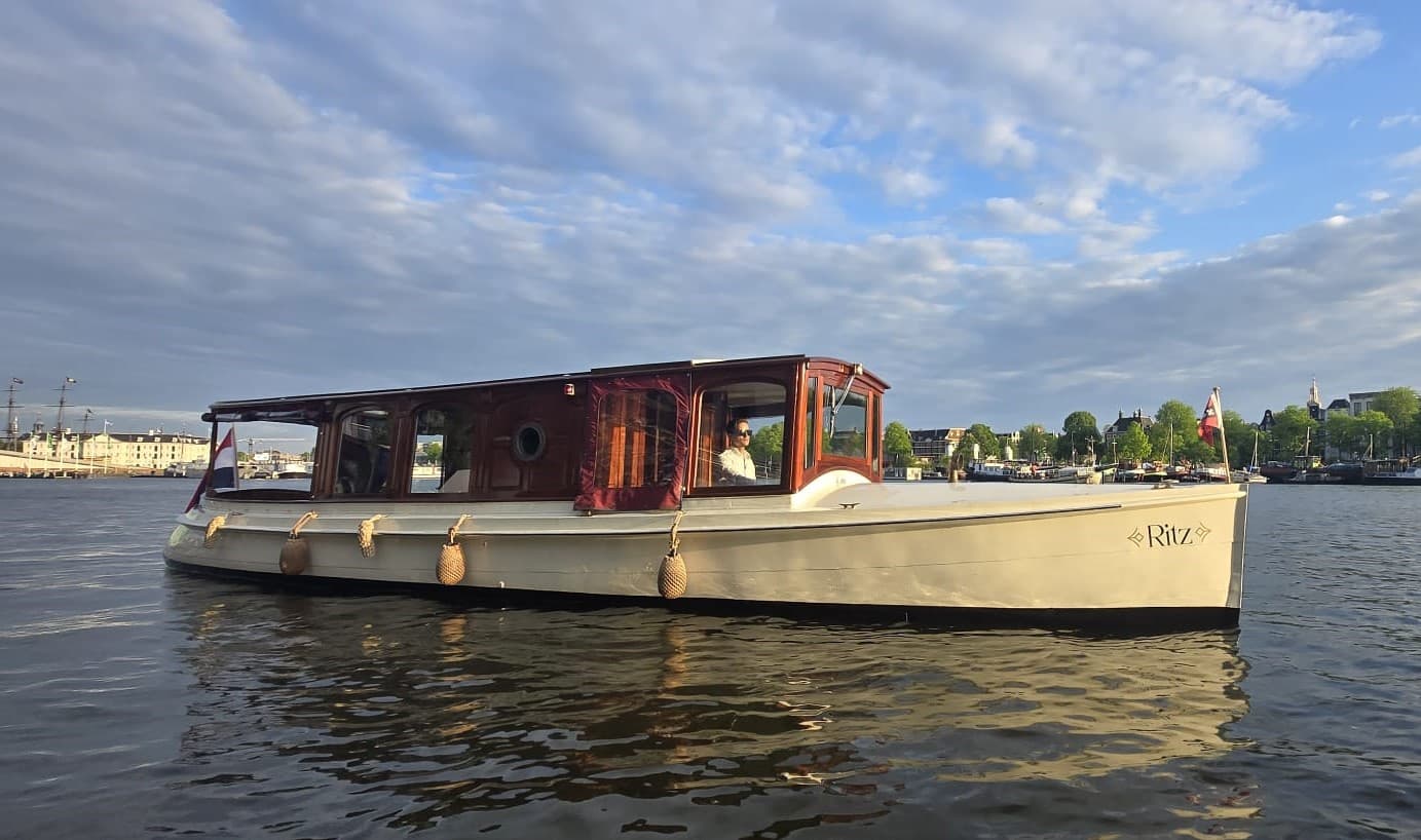 Private Boat Tour Amsterdam - 90 Min incl. welcome drink on historic saloon boat