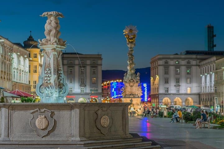 Transfer from Munich to Linz: Private daytrip with 2 hours for sightseeing 