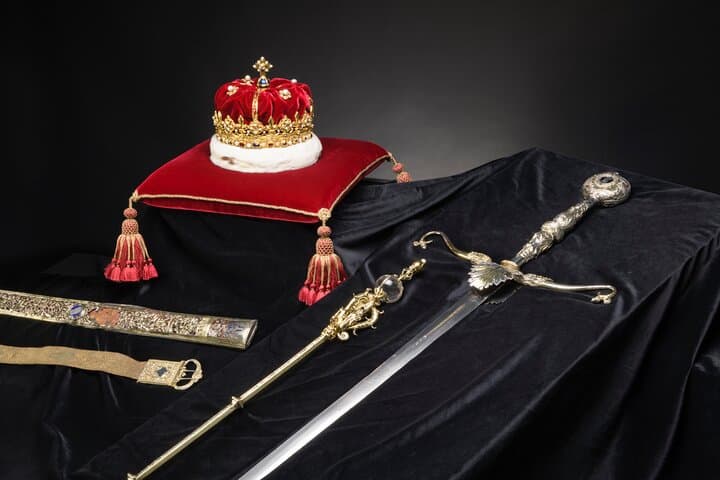 The Royal Tour: Edinburgh Castle Holyrood Palace and Royal Mile 