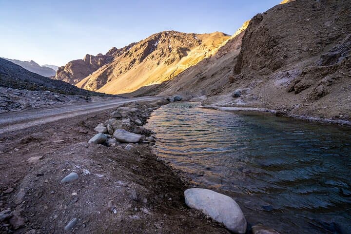 Reservoir Thermal Hill and Picnic Tour from Santiago