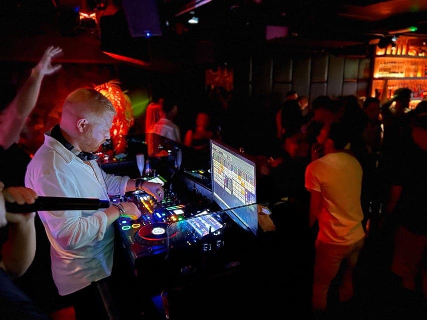 Amsterdam: New Year's Eve Pub Crawl Party with VIP Club Entry