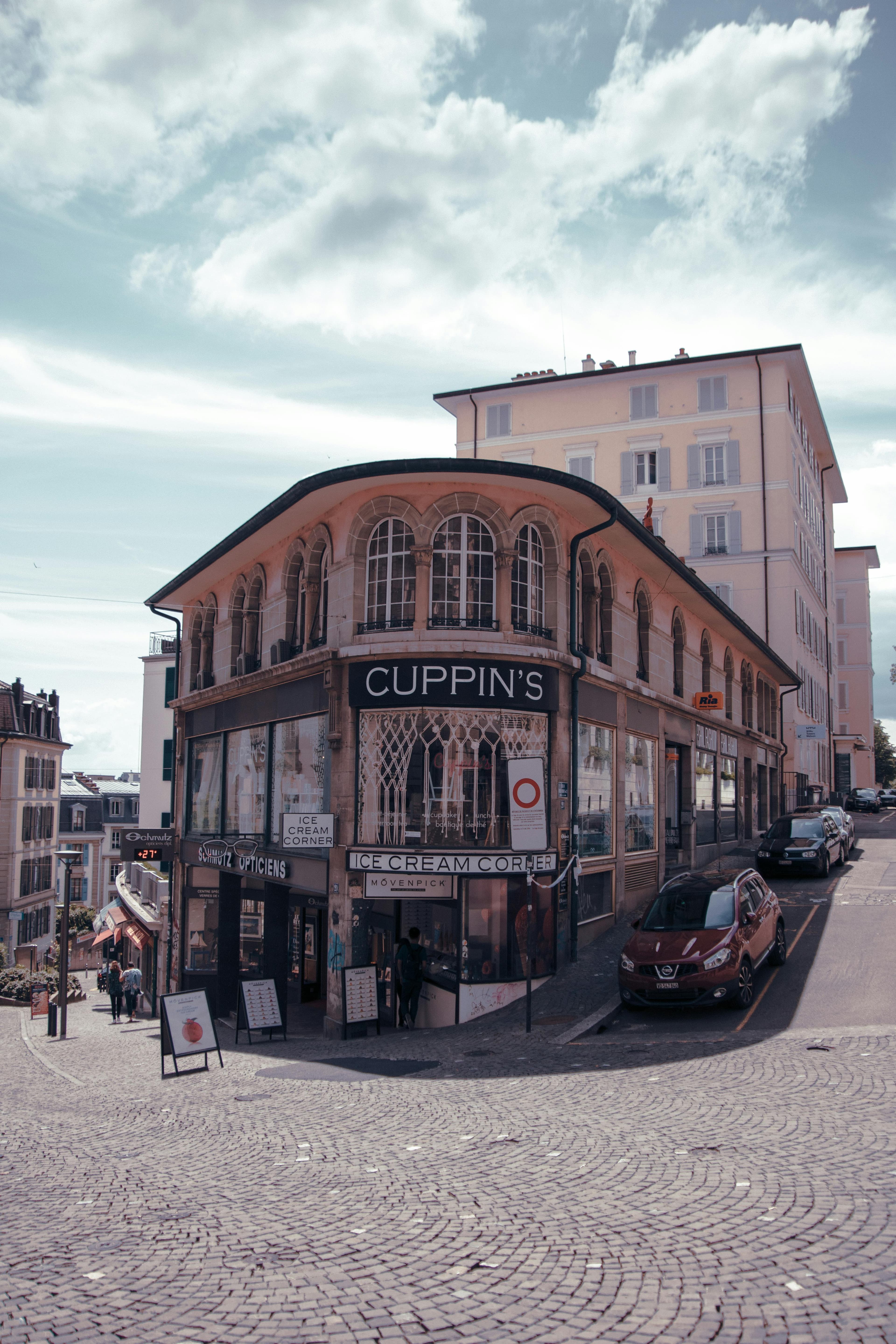 Lausanne: Walking Tour with Chocolate Tastings & Metro