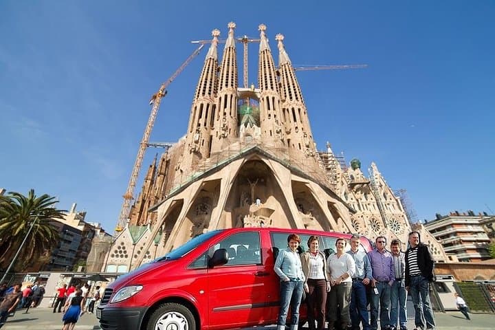 Barcelona Highlights Private Guided Tour with Hotel Pick-up