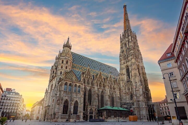 Private Scenic Transfer from Munich to Vienna with 4h of Sightseeing