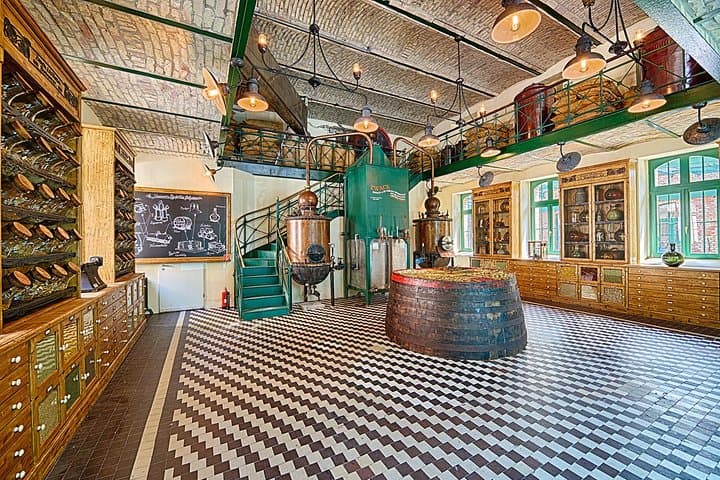 Budapest Tuk Tuk Tour with House of the Unicum Distillery Visit