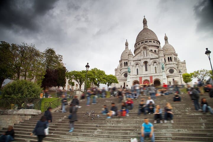 Paris Montmartre: Street Art, Walking Tour & French Drink Tasting