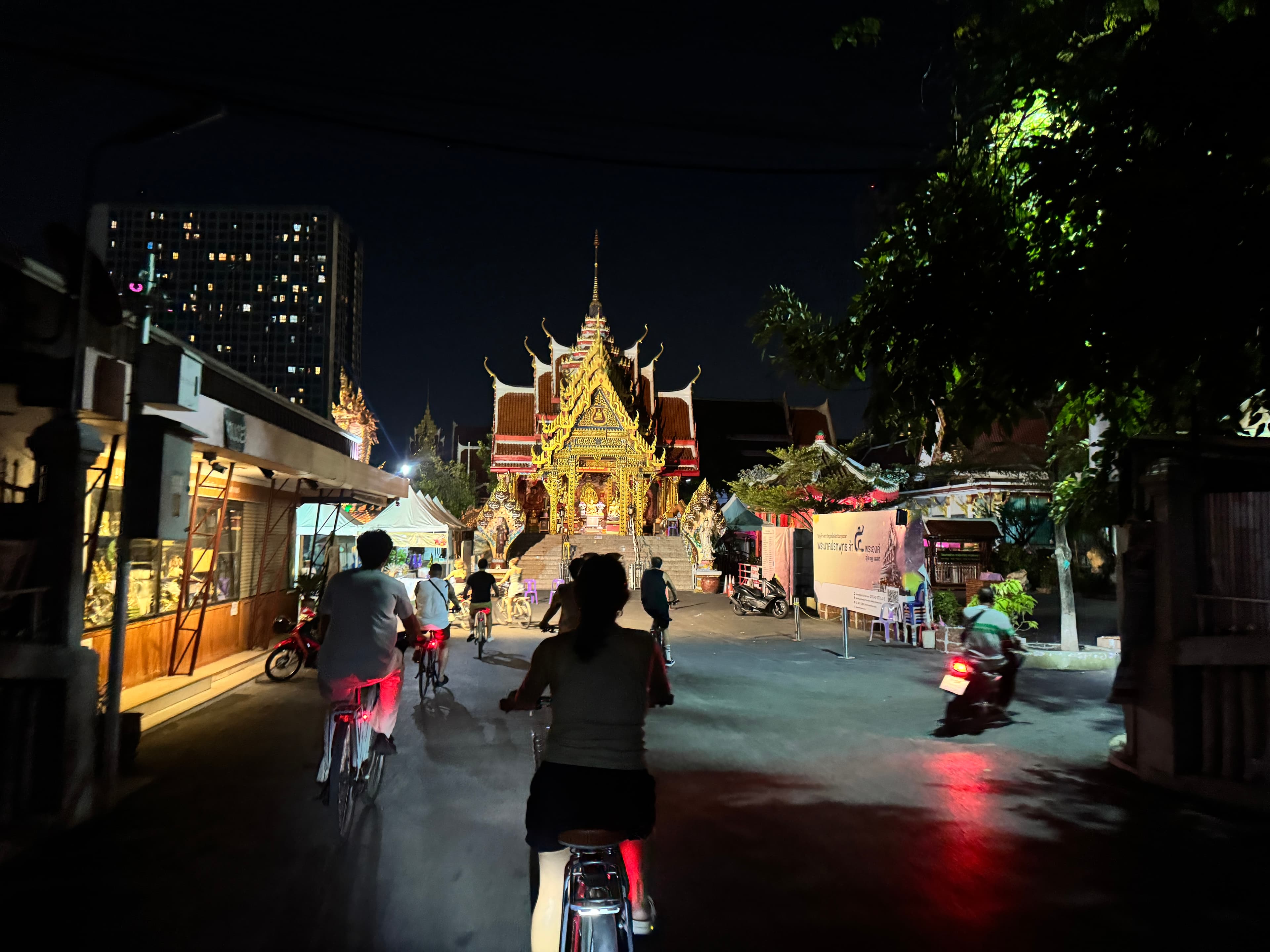 Bangkok: Discover Thonburi by Night: Evening City Bike Tour