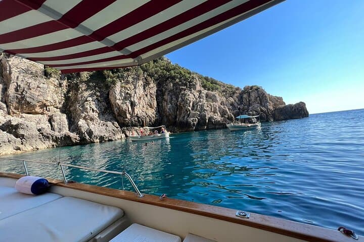 3 hours Comfortable Capri Private Tour by Boat 