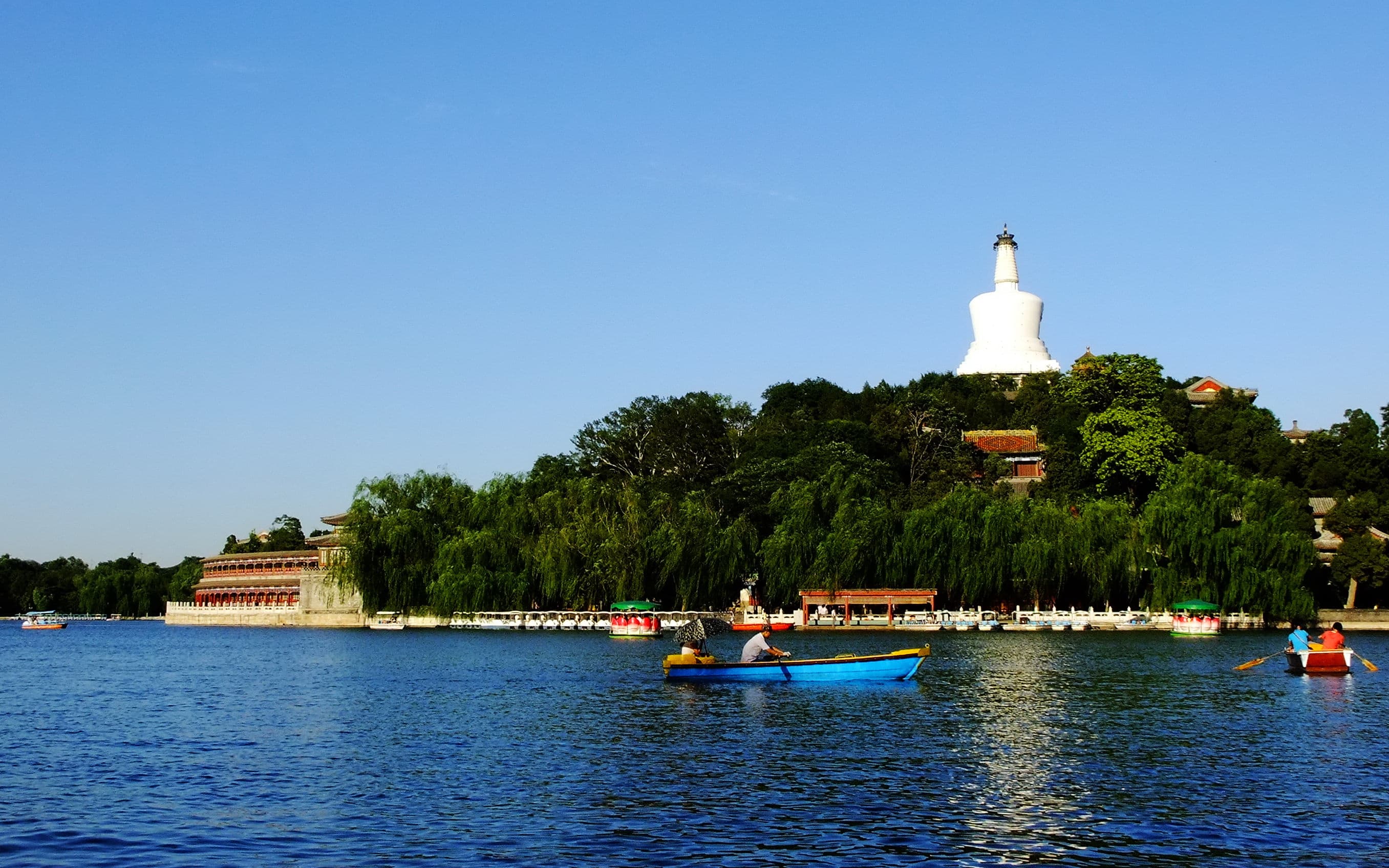 Walking Tour: Jingshan Hill, Beihai Park and Old Beijing with Imperial Lunch/Dinner