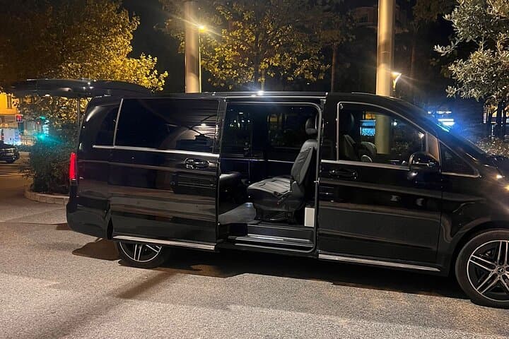 Private Transfer Paris to Amsterdam with Multilingual Driver