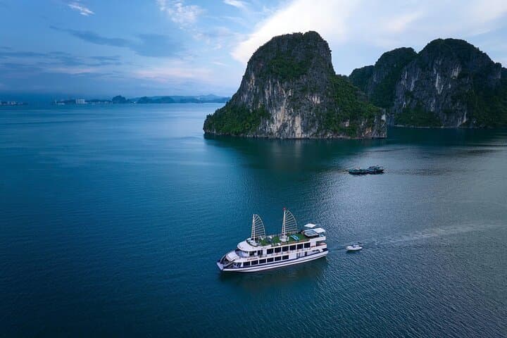 Halong Bay Day Cruise: Jacuzzi, Lunch, Cave, Kayak & Sunset Party