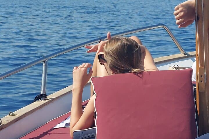 Private boat tour along the coast of Capri: 2 hours of beauty