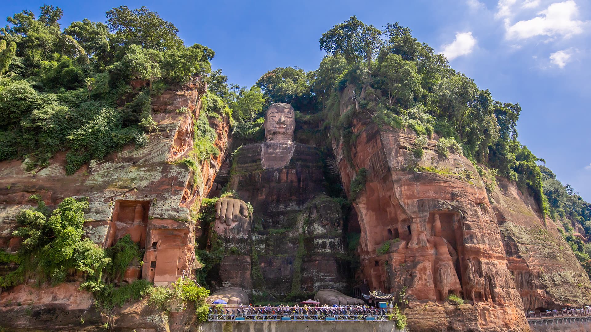 Explore Leshan Buddha and Huanglongxi on a Day Trip
