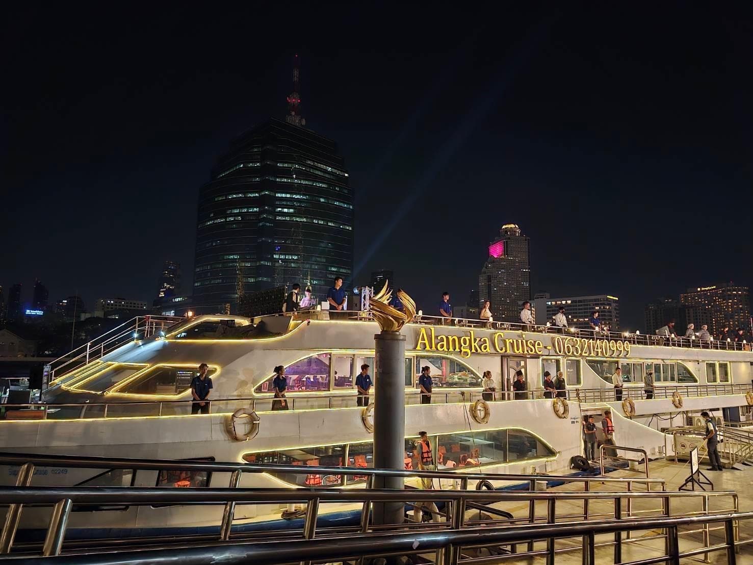 Bangkok Dinner Cruise with Intl Buffet, Live Music & Hotel Pickup