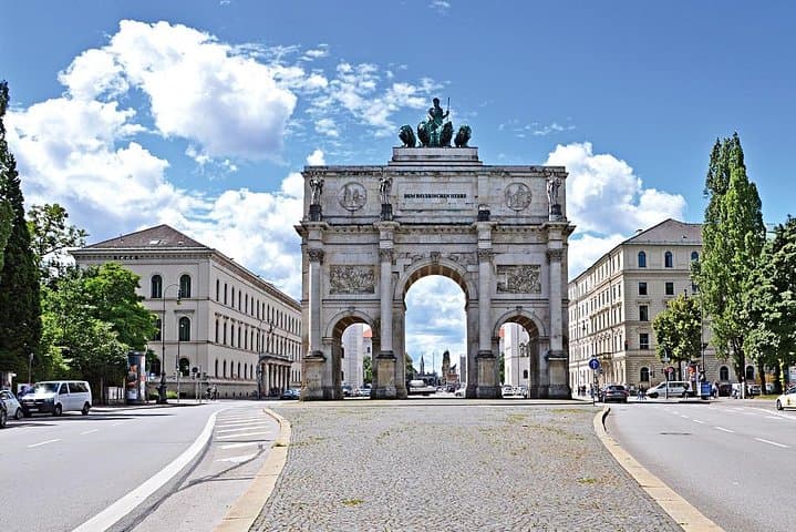 Private Transfer-River Cruise Dock Nuremberg to Munich: Port / Harbor transport 