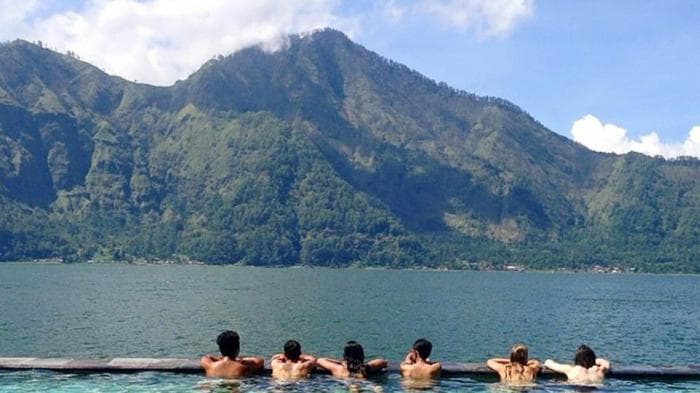 Bali: Mount Batur Sunrise Hike and Natural Hot Spring