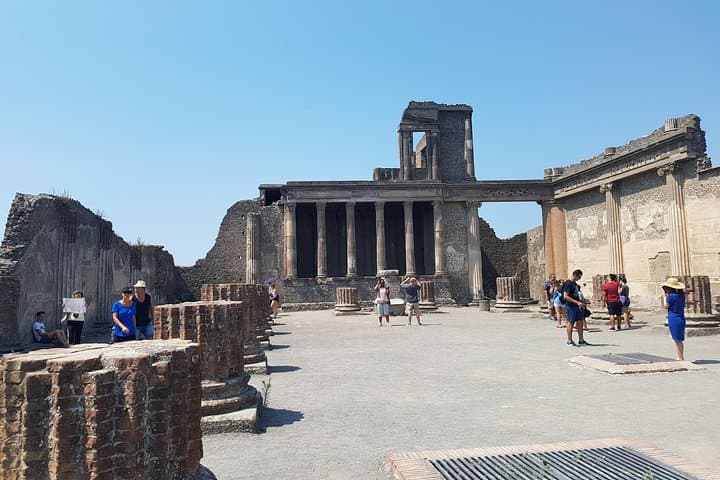 Pompeii Tour Visiting Naples in a Full Day from Rome