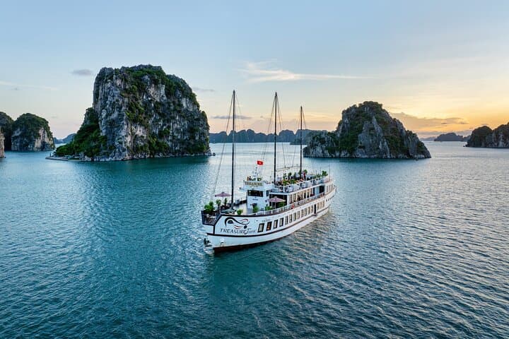 Off-the-Beaten-Path 2-Day Bai Tu Long Bay on Treasure Junk Cruise