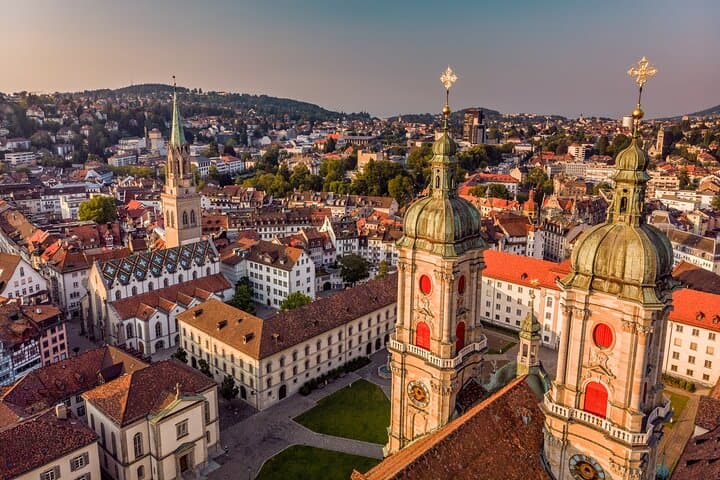 Private transfer: Zurich to St. Gallen, 2h stop in Schloss Kyburg