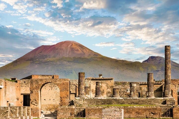 Pompeii & Herculaneum: Full-Day Group Tour from Naples with Skip-the-Line Tickets & Pizza Lunch