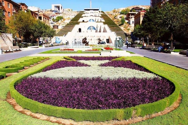 Group Tour: Sightseeing and walking tour in Yerevan