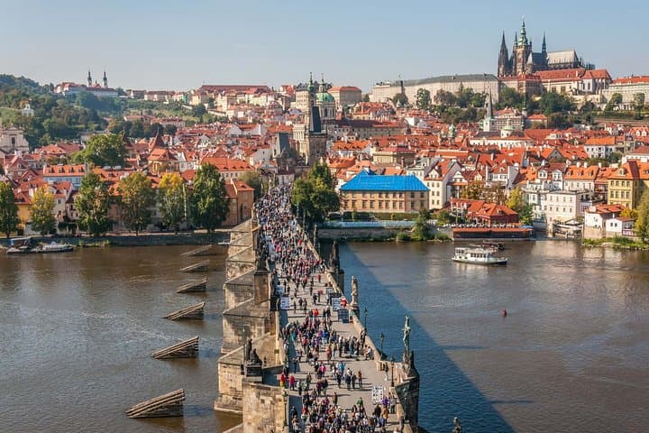 Berlin to Prague - Private Transfer with 2 hours of Sightseeing