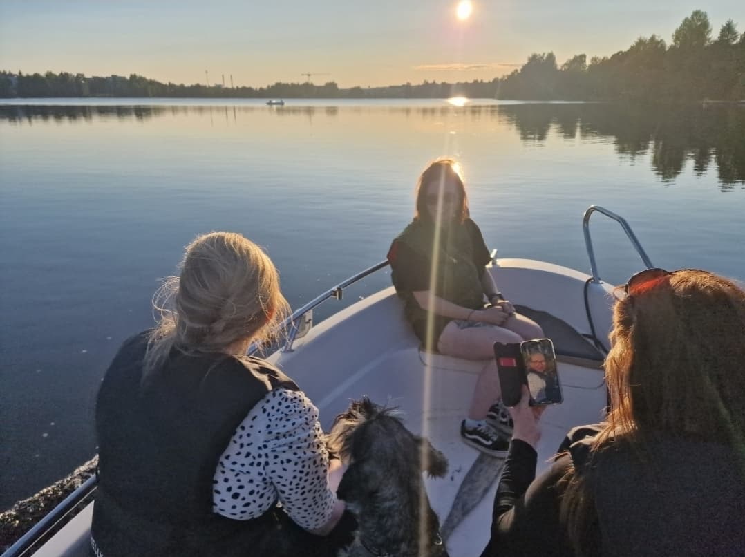 Boat tour Rovaniemi city riverside