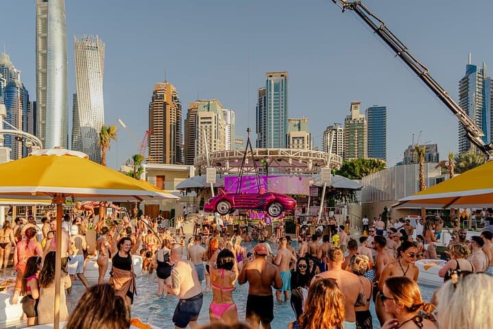 Dubai: Pool Party & Top Nightclub Tour with Party Bus & Games