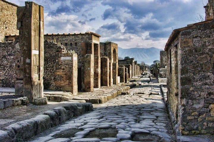 Step into the Lost City: A Guided Tour of Pompeii 