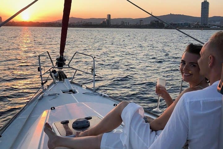 Barcelona 1H- Private Sunset Sailing with Drinks 