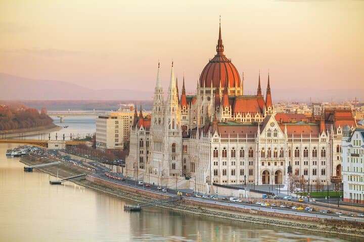 Vienna to Budapest - Private transfer with 2h of Sightseeing