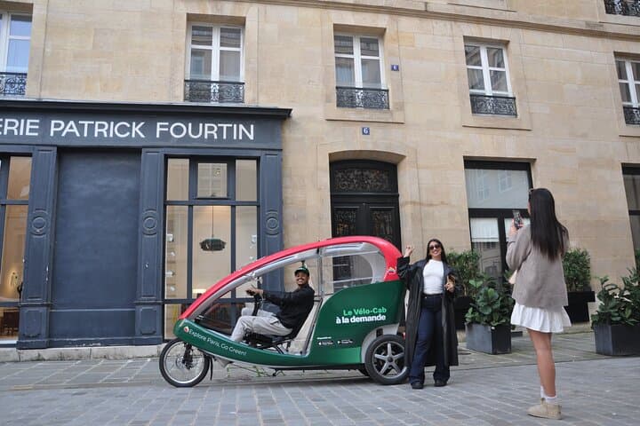 Private city tour in Paris by rickshaw bike : The Emily
