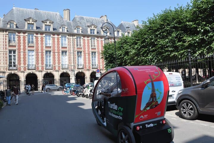 Private guided tour by bike cab in Paris the Marais