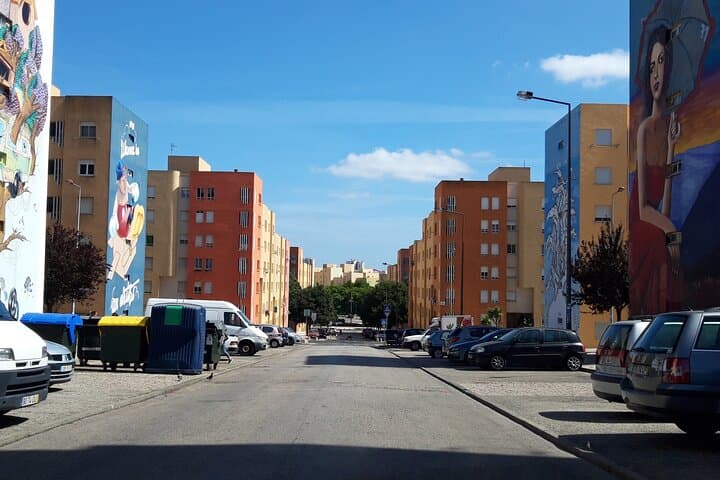 Combo Private vintage Bike tour with street arts in Lisbon