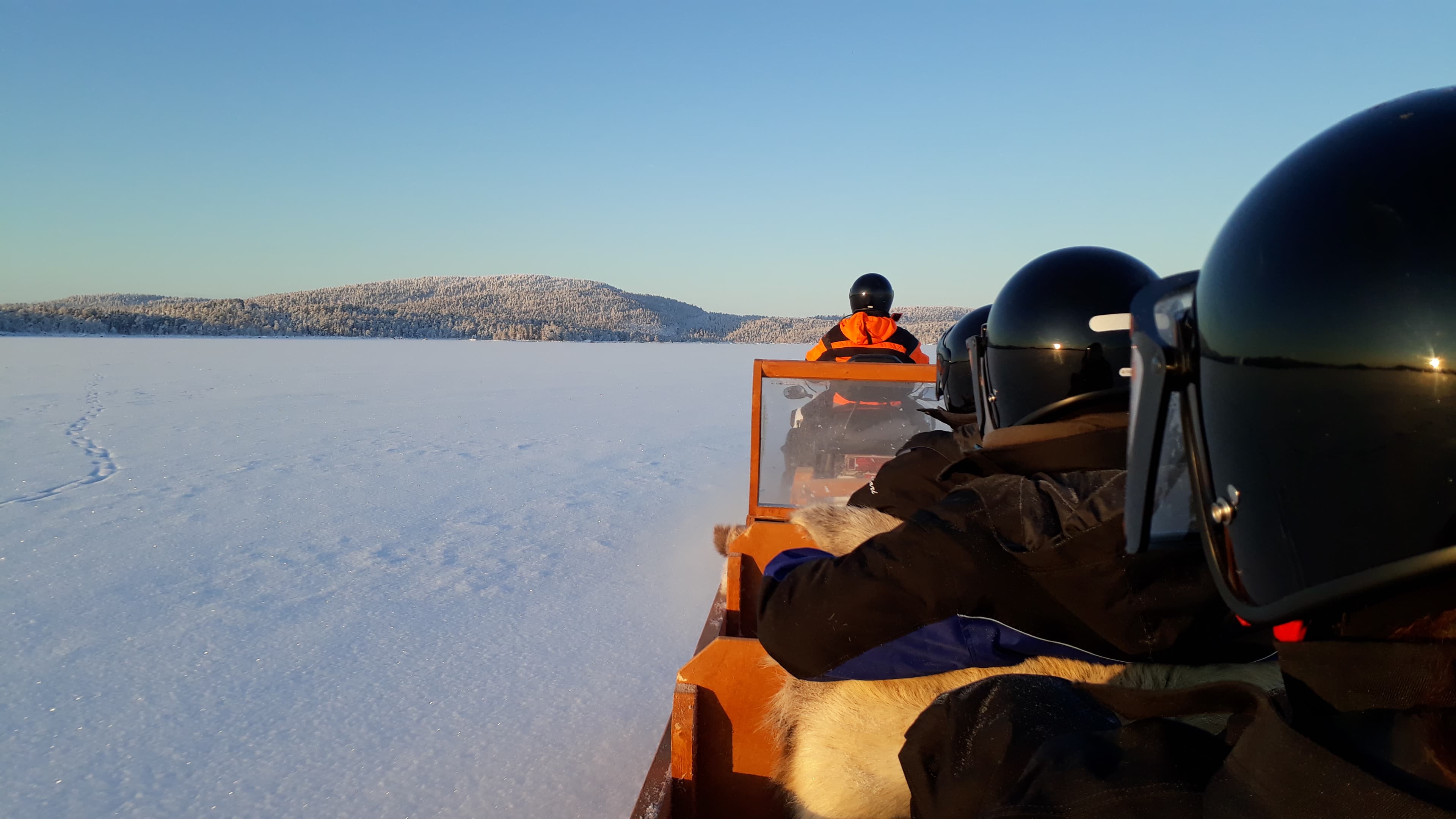  From Saariselkä: Ice Fishing Safari to Lake Inari, including Lunch and meeting reindeers