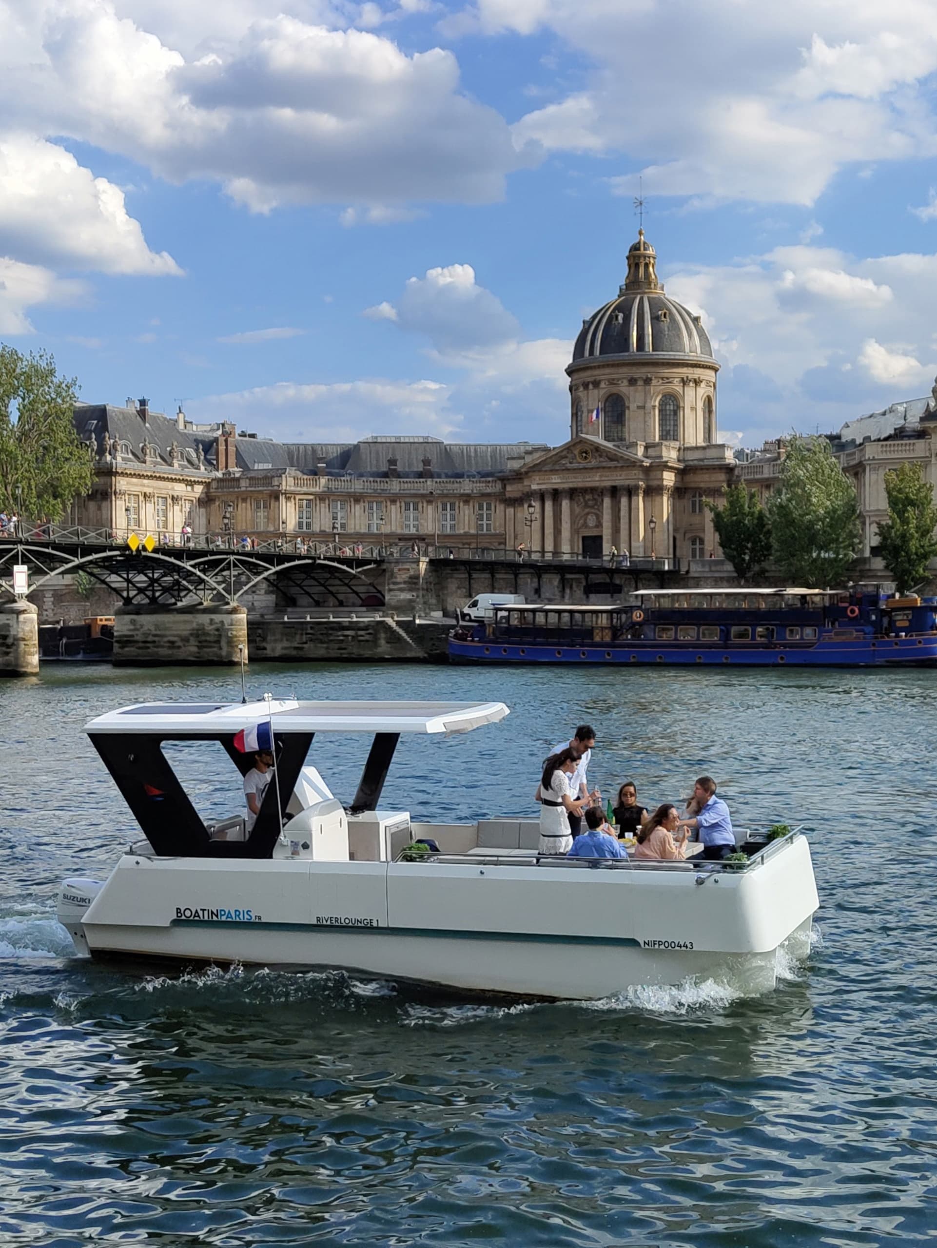 2-12 pax Private Boat Tour in Paris with Rosé and Macarons