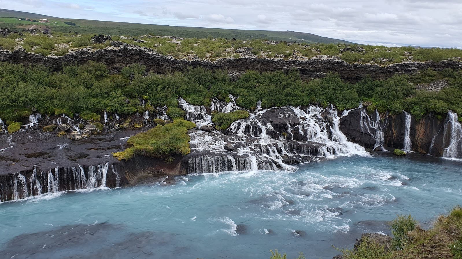 Deutschsprachige Kleingruppen-Tagestour  Westisland - Wasserfälle Hraunfossar,  Heißwasserquelle Deildartunguhver & Baden im Krauma Spa