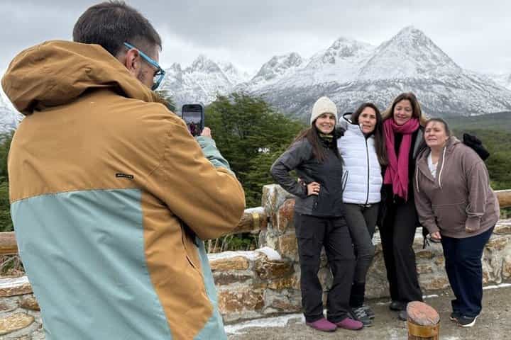 Escondido and Fagnano Lakes Tour with Breakfast in Stay