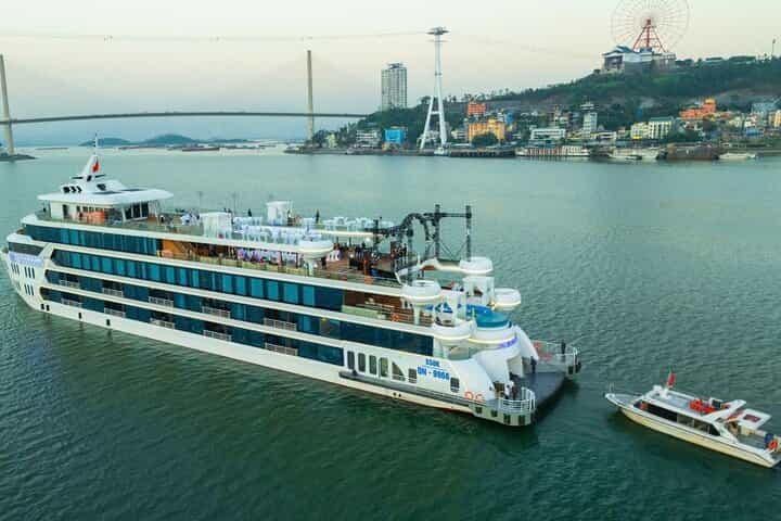 Discover Halong Bay on Luna Cruise – Top Luxury Day Trip