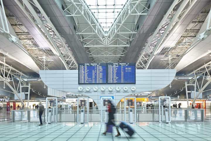 Porto Airport Transfer to Guimarães: Private Meet & Greet, Flight Tracked V