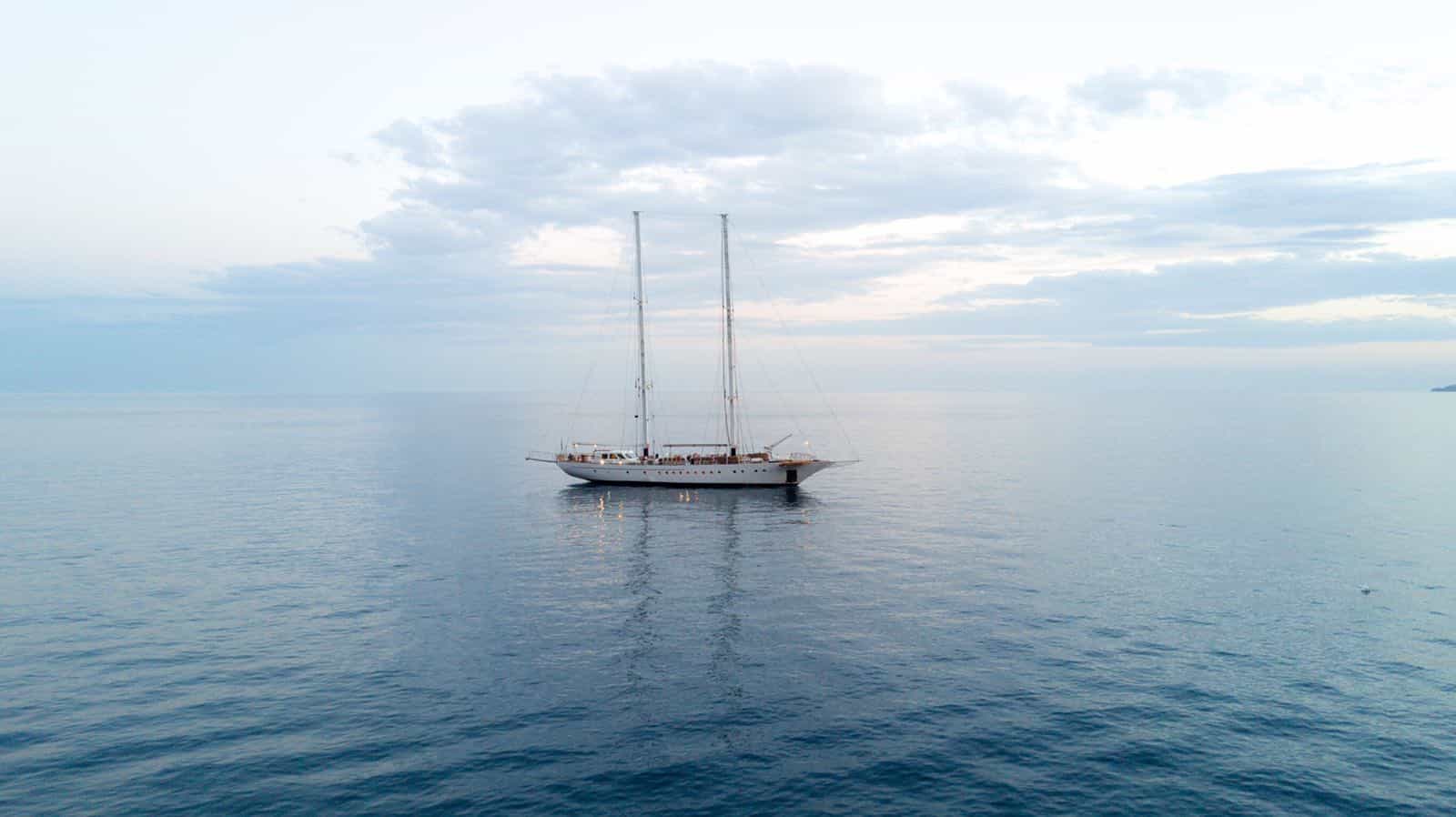 Dinner show on board a sailing ship in the Gulf of Naples