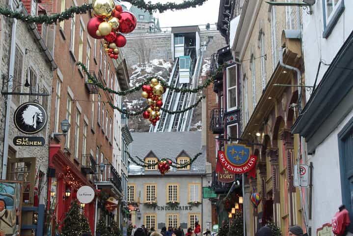 Quebec City Scavenger Hunt and City Highlights Walking Tour