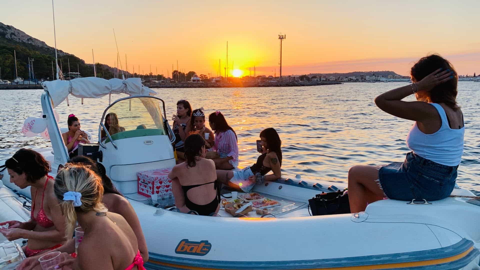 From Cagliari: sunset tour by dinghy with aperitif