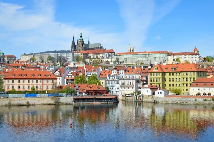 Private transfer from Frankfurt Airport to Prague